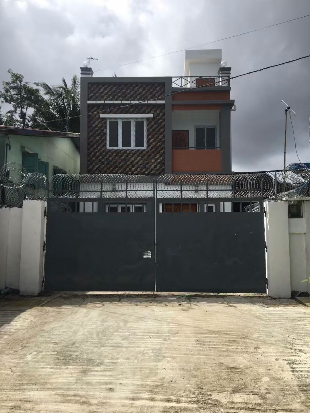 🏡 တောင်ဒဂုံမြို့နယ် 2RC နှစ်ထပ်တိုက် အရေ…
